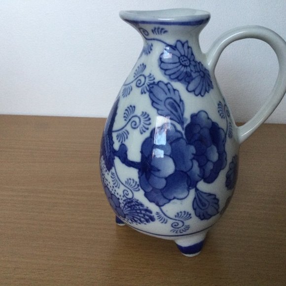 Chinese blue and white jar vase decoration footed handled floral made in China - Picture 3 of 5